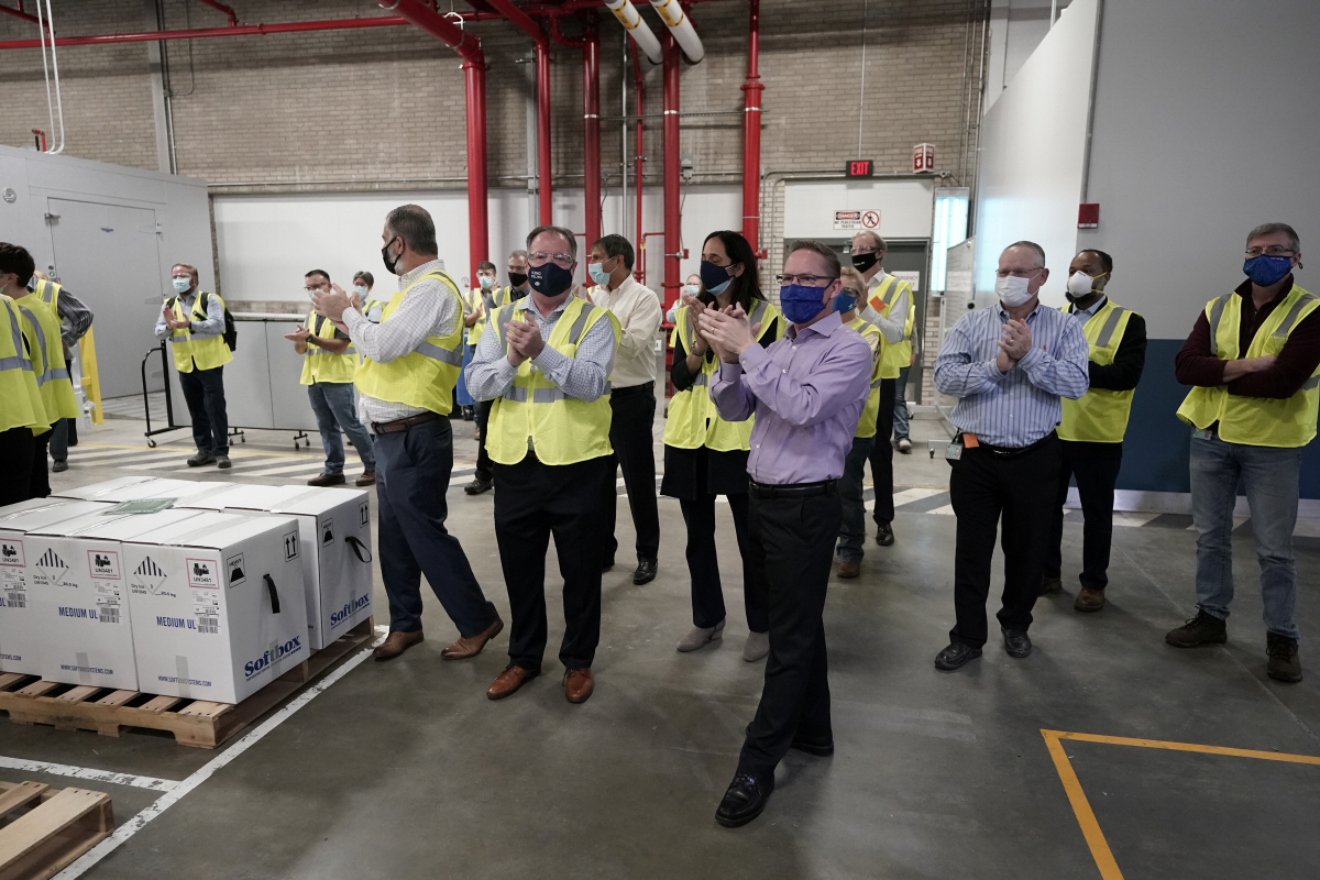 ▲미국 미시간주 포티지에 있는 화이자 공장에서 13일(현지시간) 근로자들이 신종 코로나바이러스 감염증(코로나19) 백신을 담은 박스 운반 채비를 하면서 박수를 치고 있다. 포티지/로이터연합뉴스
