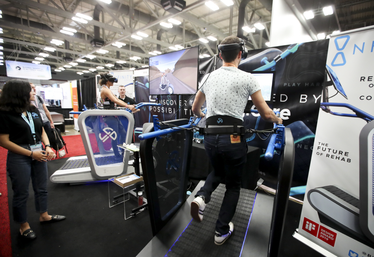 ▲미국 텍사스주 오스틴에서 지난해 3월 10일(현지시간) 음악과 영화, IT를 망라하는 사우스바이사우스웨스트(SXSW) 페스티벌 중 한 참관객이 가상현실(VR) 러닝머신을 시험해 보고 있다. 오스틴/신화뉴시스 
