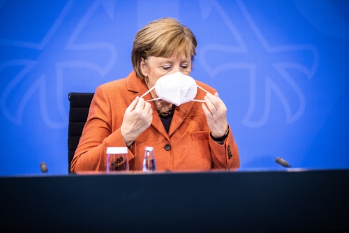 ▲앙겔라 메르켈 독일 총리가 13일(현지시간) 독일 베를린에서 기자회견에 앞서 마스크를 벗고 있다. 독일 정부는 16일부터 봉쇄 조치를 강화하기로 했다. 베를린/EPA연합뉴스
