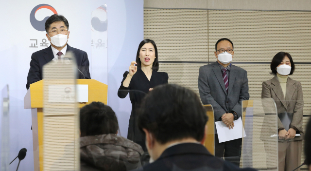 ▲성기선 한국교육과정평가원장이 출제 방향 등에 대해 취재진의 질문에 답변하고 있다.  (연합뉴스)