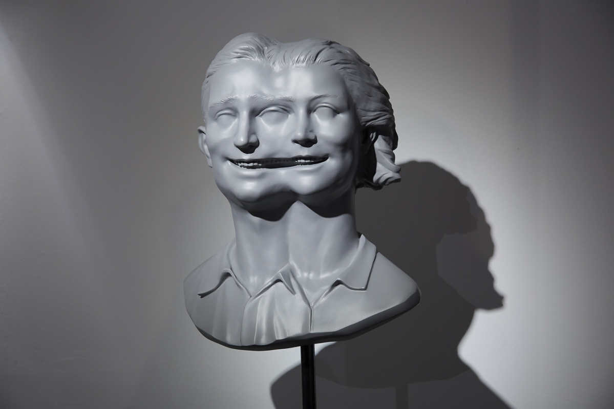 ▲APoV 전시회 '너와 내가 만든 세상' 2층 전시실인 왜곡의 심연에 놓인 권용주 작가의 '입을 공유하는 사람들'.  (사진제공=티앤씨재단)