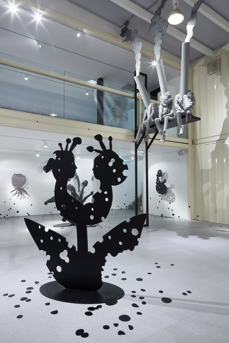 ▲1층 전시실에서 볼 수 있는 최수진 작가의 '벌레먹은 드로잉'과 권용주 작가의 '굴뚝-사람들'. (사진제공=티앤씨재단)