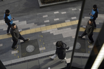 ▲9일 마스크를 착용한 행인들이 도쿄의 긴자 쇼핑가를 따라 걸어가고 있다. 도쿄/AP연합뉴스
