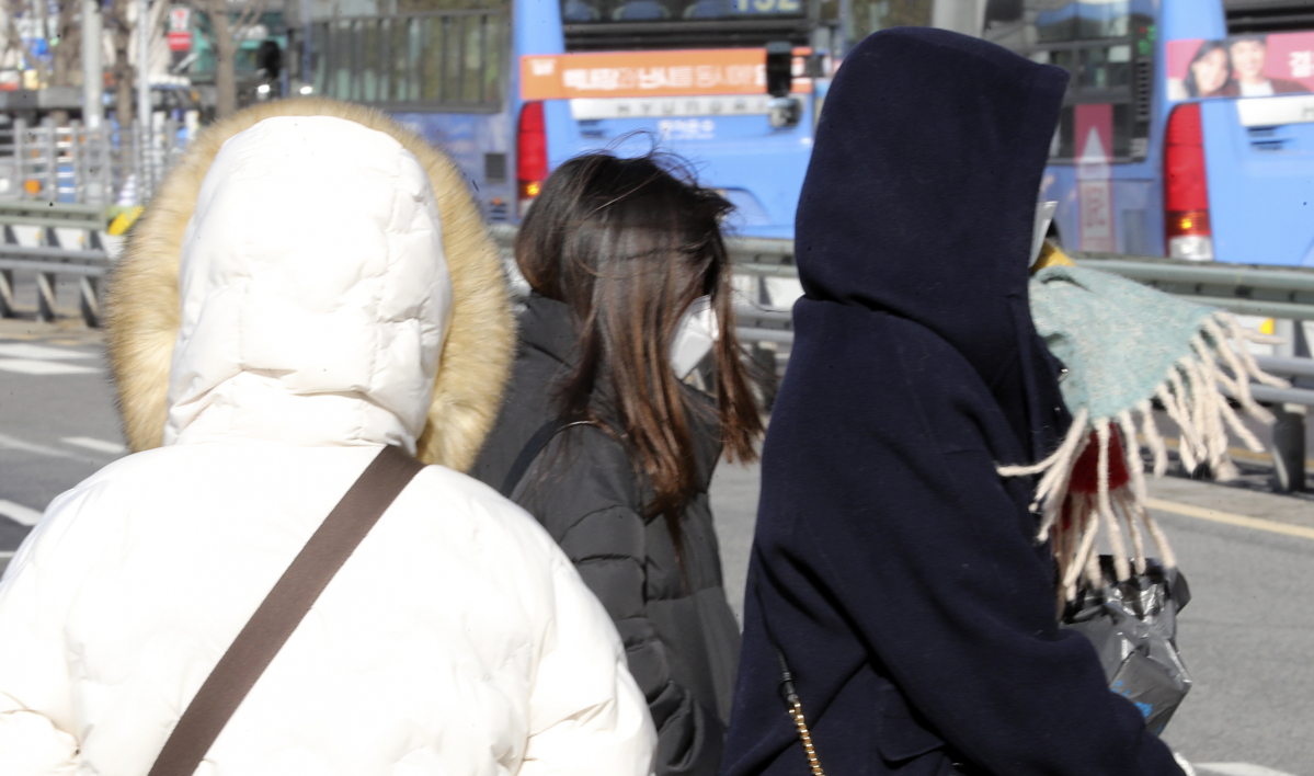 ▲서울지역 아침 최저기온이 영하 10도를 기록하며 올 겨울들어 가장 추운 14일 오후 서울역 버스환승센터에서 시민들이 뚜꺼운 외투를 입은 채 바람을 피하며 버스를 기다리고 있다. (뉴시스)