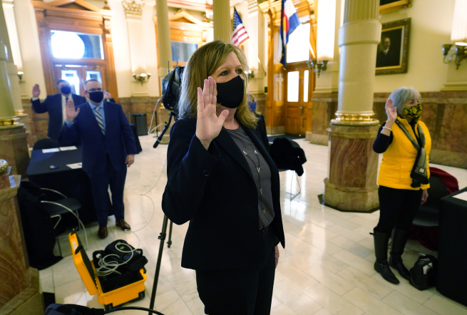 ▲미국 콜로라도주 덴버의 주 의회의사당에서 14일(현지시간) 선거인단이 투표하기 전 선서를 하고 있다. 덴버/AP뉴시스