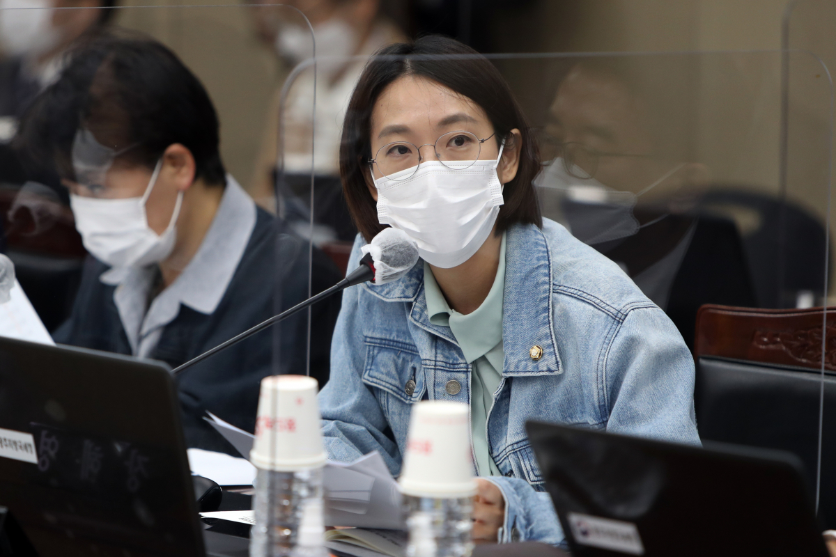 ▲20일 오전 광주 북구 오룡동 정부광주합동청사에서 열린 국회 기획재정위원회의 국정감사에서 정의당 장혜영 의원이 질의하고 있다. (뉴시스)