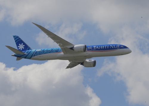 ▲보잉의 787-9드림라이너 기종이 지난해 6월 17일(현지시간) 프랑스 르브루제 공항에서 열린 에어쇼에서 비행하고 있다. 월스트리트저널(WSJ)은 보잉이 787드림라이너 결함에 관한 내부 조사를 확대했다고 보도했다. 르부르제/AP뉴시스
