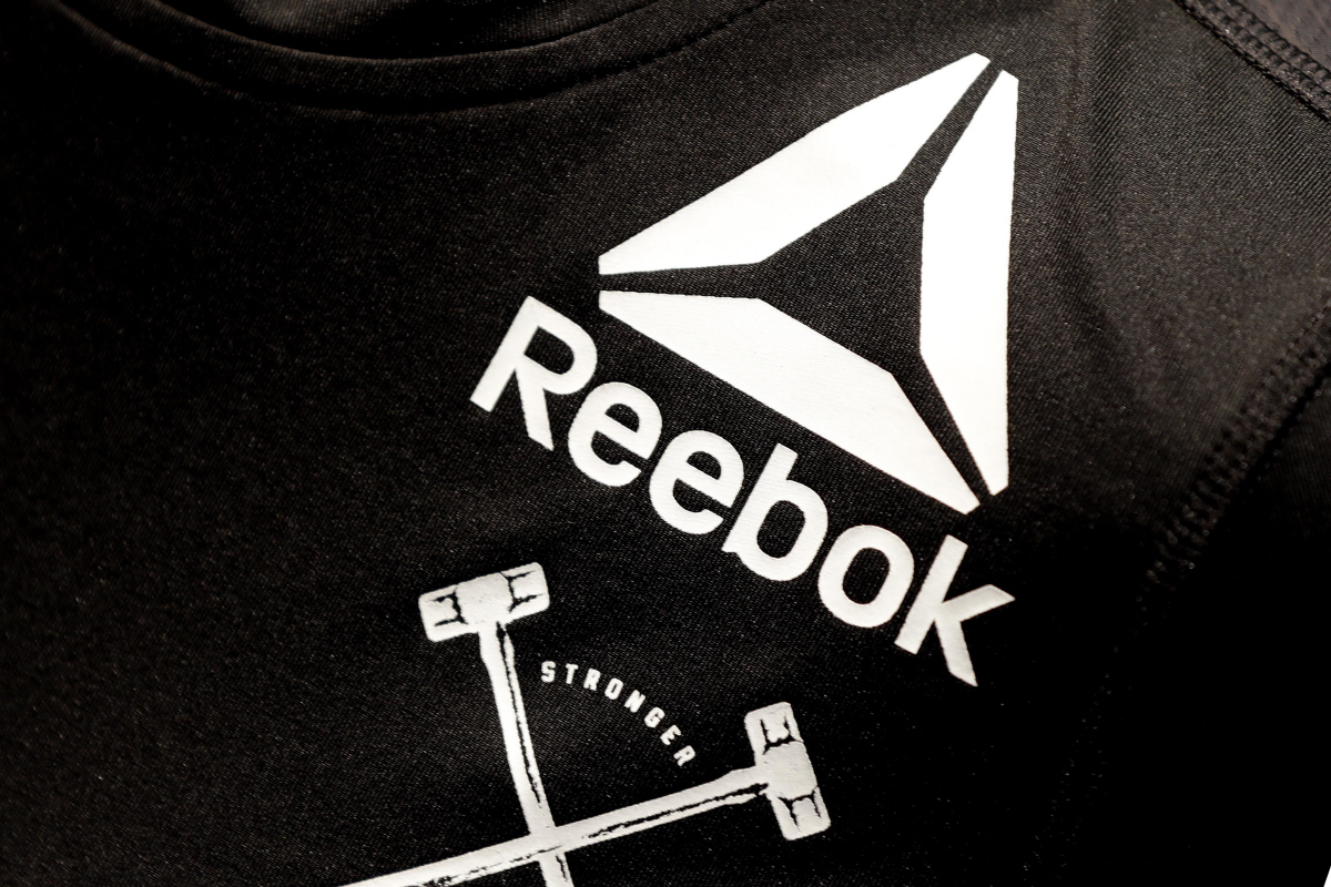 ▲2017년 5월 11일(현지시간) 독일 퓌르트에서 열린 아디다스 연례 주주총회에 앞서 리복 로고가 프린트된 셔츠가 공개됐다. 퓌르트/AP뉴시스