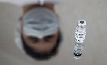 ▲러시아가 개발한 신종 코로나바이러스 감염증(코로나19) 백신 ‘스푸트니크 V’가 놓여 있다. 
 (모스크바/EPA연합뉴스)