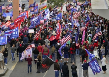 ▲도널드 트럼프 대통령 지지자들이 지난달 30일 미국 애리조나주 피닉스의 한 호텔 앞에 모여 시위를 벌이고 있다.  피닉스/AP연합뉴스
