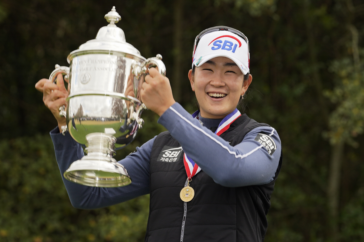 ▲김아림이 15일(한국시간) 미국 텍사스주 휴스턴 챔피언스 골프클럽에서 끝난 ‘제75회 US여자오픈 골프대회’에서 우승을 차지한 뒤 우승컵을 들어올리며 환한 미소를 짓고 있다.
(AP/연합뉴스)