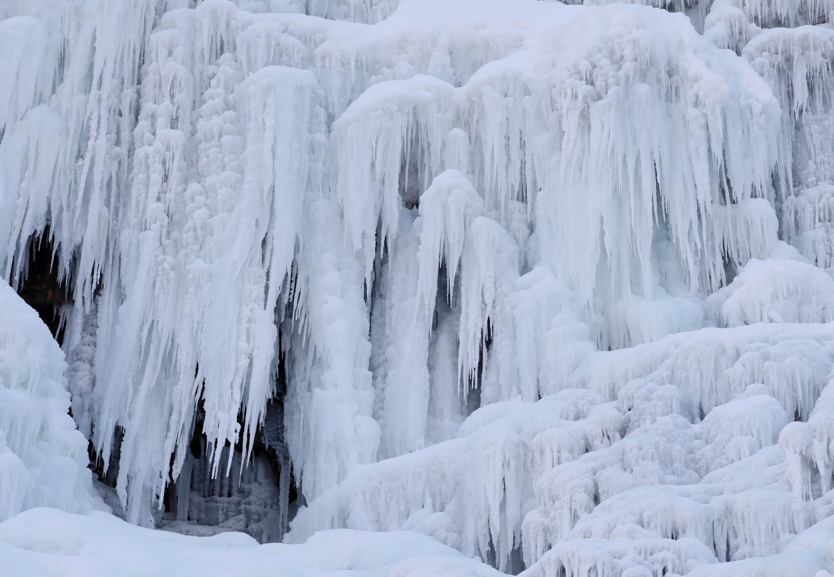 ▲15일 오후 강원 인제군 북면 용대리 매바위 인공폭포가 꽁꽁 얼어 빙벽을 이루고 있다. (연합뉴스)