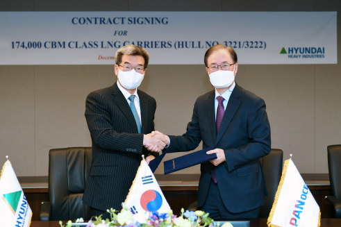 ▲한국조선해양 가삼현 대표(좌)와 팬오션 안중호 대표가 LNG선 신조 계약을 체결하고 있는 모습.  (사진제공=팬오션)