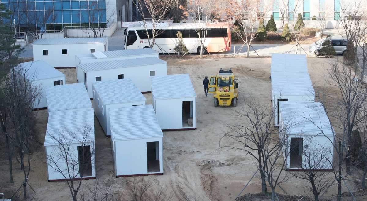 ▲신종 코로나바이러스 감염증(코로나19) 신규 확진자가 폭증하면서 감염병 전담병원의 병상 가동률이 90%에 육박한 것으로 알려진 가운데 서울시는 '컨테이너형 치료공간'을 설치하기로 한 8일 오전 서울 중랑구 서울의료원에 컨테이너형 치료공간이 설치되고 있다. (뉴시스)