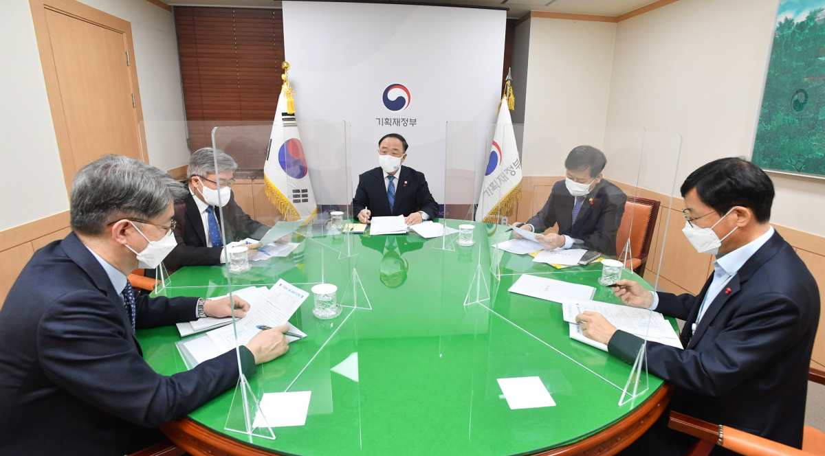 ▲홍남기 경제부총리 겸 기획재정부 장관이 16일 서울 광화문 정부서울청사에서 11월 고용동향을 주요내용으로 관계장관회의(녹실회의)를 주재하고 있다. (사진제공=기획재정부)