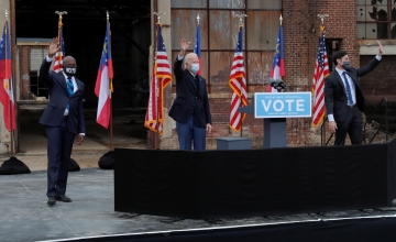 ▲조 바이든(가운데) 미국 대통령 당선인이 15일(현지시간) 조지아주 애틀랜타에서 민주당 소속의 라파엘 워녹(왼쪽)과 존 오소프(오른쪽) 등 두 상원의원 후보와 함께 ‘드라이브 인’ 유세를 펼치고 있다. 애틀랜타/로이터연합뉴스

