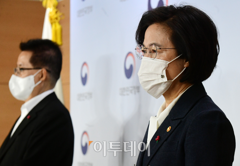 ▲추미애(오른쪽) 법무부 장관과 박지원 국가정보원장이 16일 서울 종로구 정부서울청사 합동브리핑실에서 권력기관 개혁 관련 언론 브리핑을 하고 있다.  (고이란 기자 photoeran@)