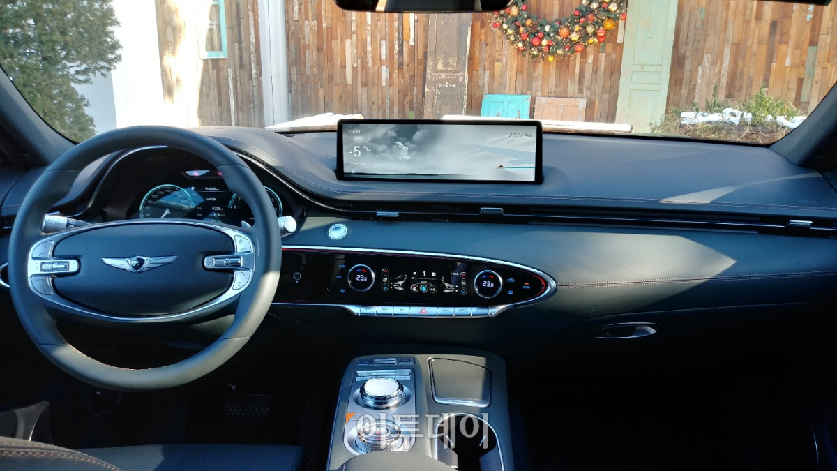 ▲실내는 둥글둥글한 선과 면이 만나며 군더더기 없이 깔끔한 인상을 준다. (유창욱 기자 woogi@)