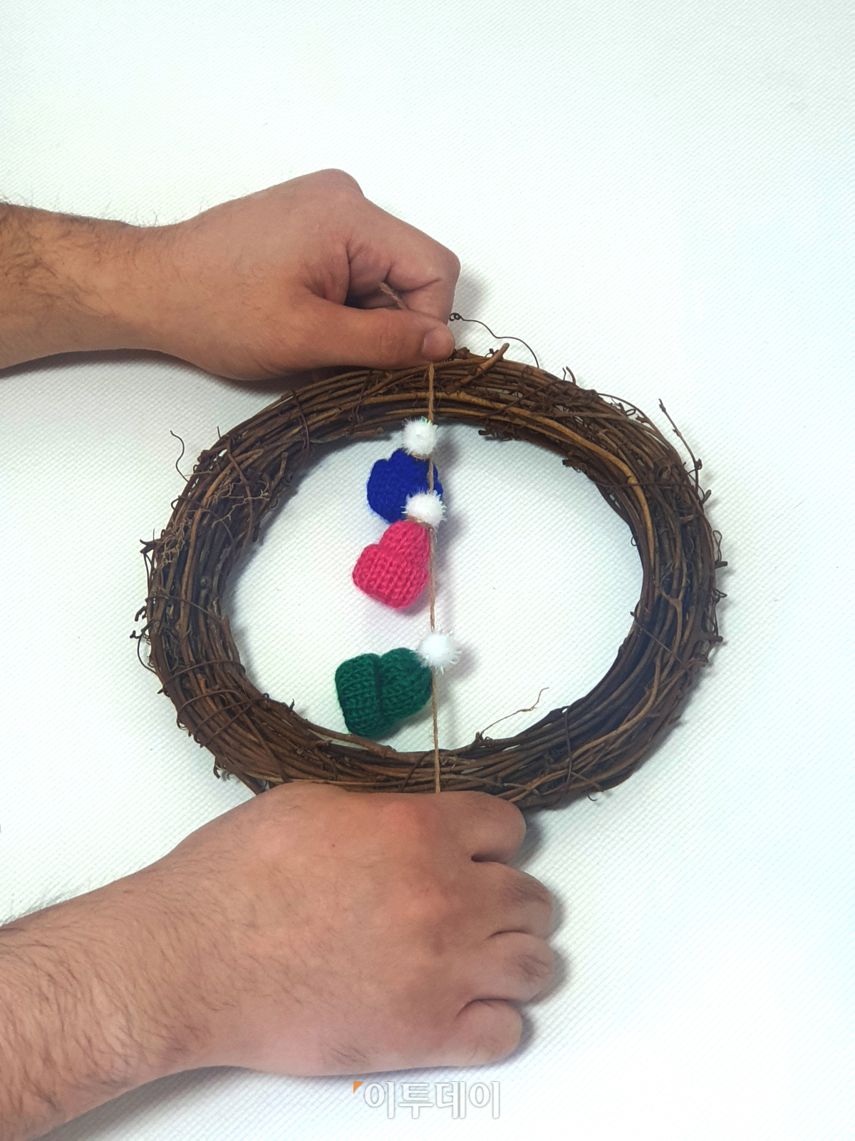 ▲꼬마 모자를 리스틀에 고정했다. 솔잎조화를 묶기 전 반드시 이 작업을 먼저 해놔야 한다. (윤상호 인턴기자 @shark9694)