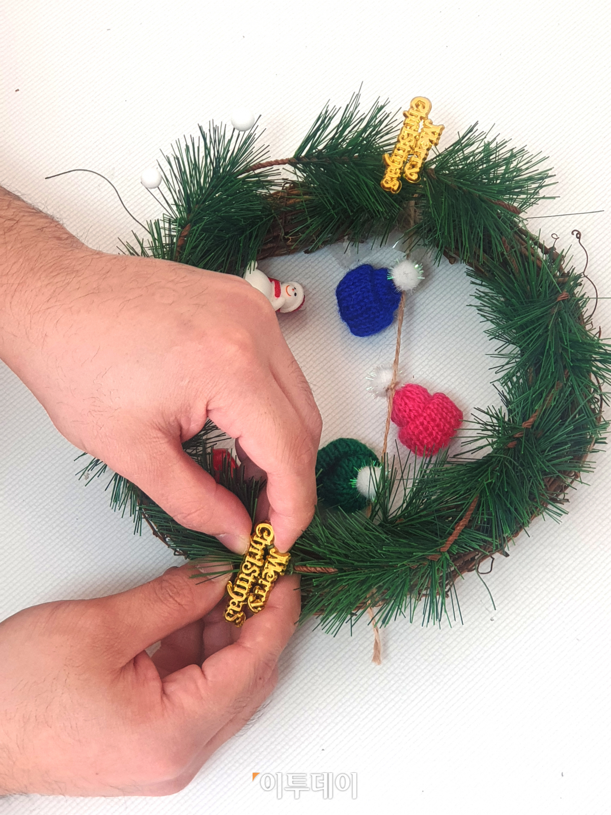 ▲리스를 장식하고 있다. 미니어처를 고정하려면 별도의 접착제가 필요했다. (윤상호 인턴기자 @shark9694)