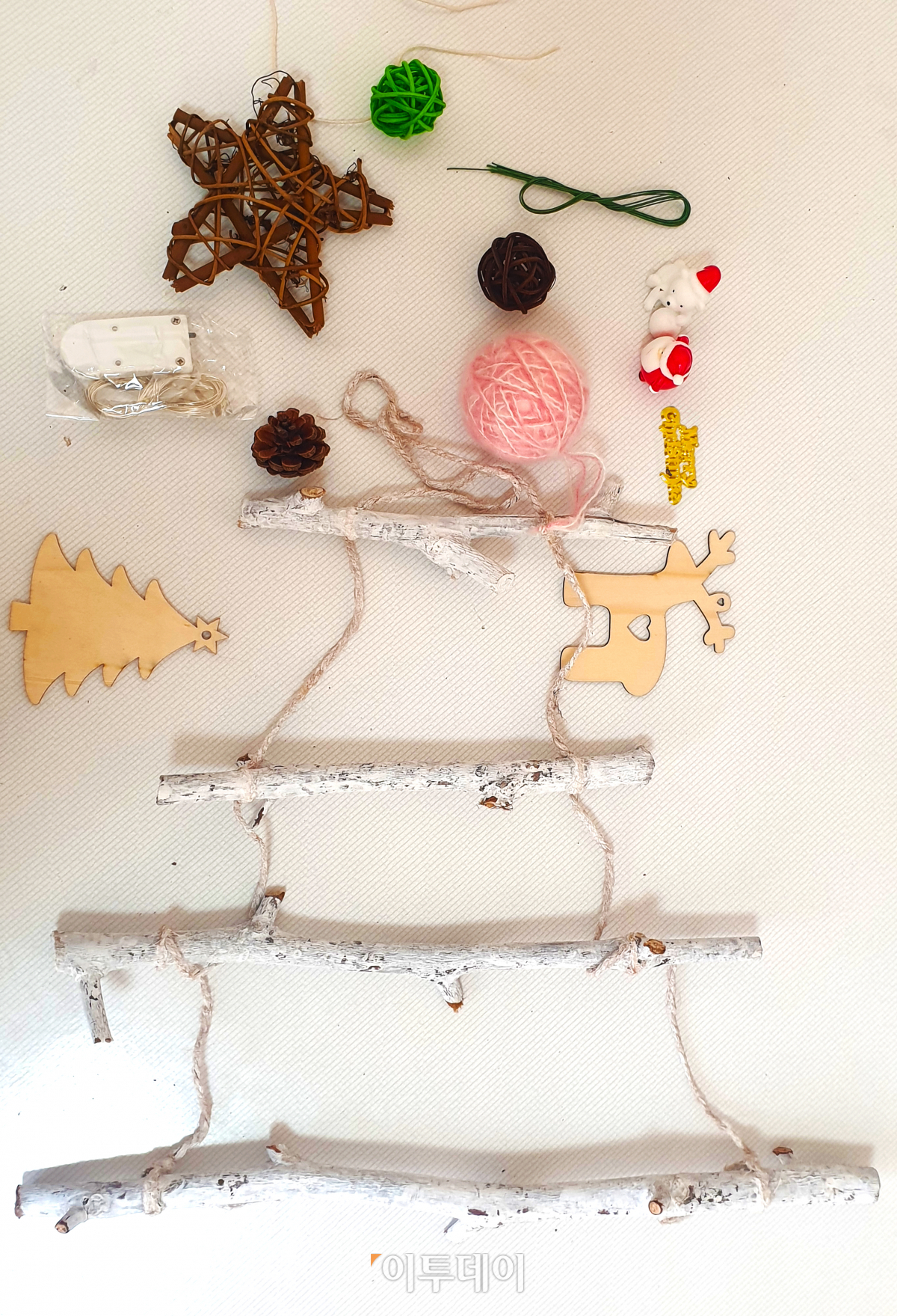 ▲우드 벽트리 재료다. 우드 벽트리는 벽트리틀에 장식품을 묶으면 간단하게 완성된다. (윤상호 인턴기자 @shark9694)