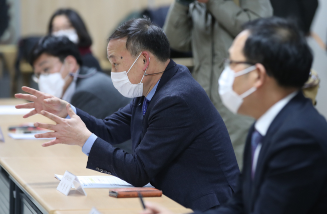 ▲ 16일 오후 서울 여의도 의료기관인증원에서 열린 의정협의체 1차 회의에서 보건복지부 이창준(오른쪽 두번째)  보건의료정책관이 인사말을 하고 있다. (사진=연합뉴스)