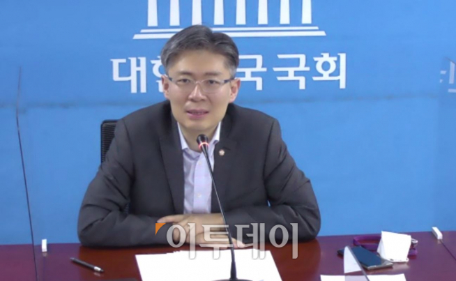 ▲조정훈 시대전환 의원이 16일 진행된 '왜 주 4일제인가?' 세미나에서 인사말을 하고 있다. 