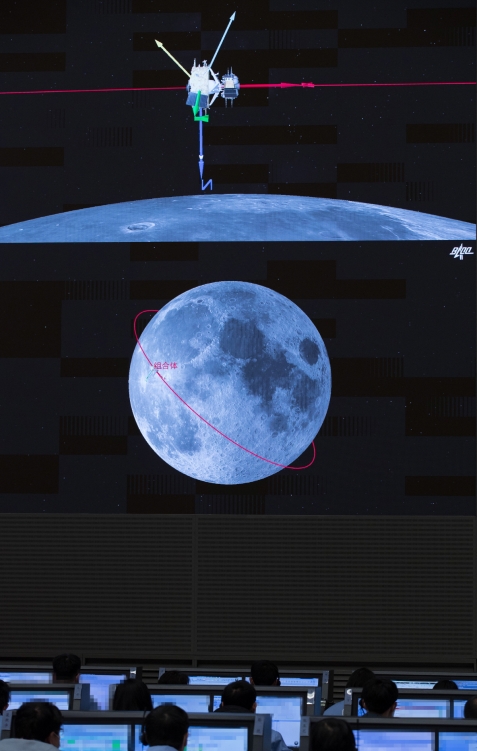 ▲6일 중국 베이징의 베이징 항공우주관제센터의 화면에 달 표면에서 채취한 샘플을 실은 중국 창어 5호 탐사선이 궤도선과 도킹하는 모습이 보인다. 베이징/신화뉴시스
