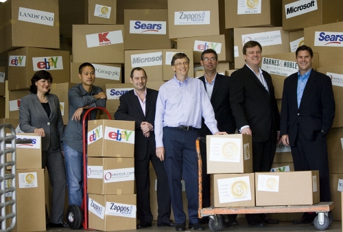 ▲빌 게이츠(가운데) 마이크로소프트(MS) 창업자가 11월 27일 MS 본사에서 다른 기업 최고경영자(CEO)들과 사진을 찍고 있다. 레드몬드/AP연합뉴스
