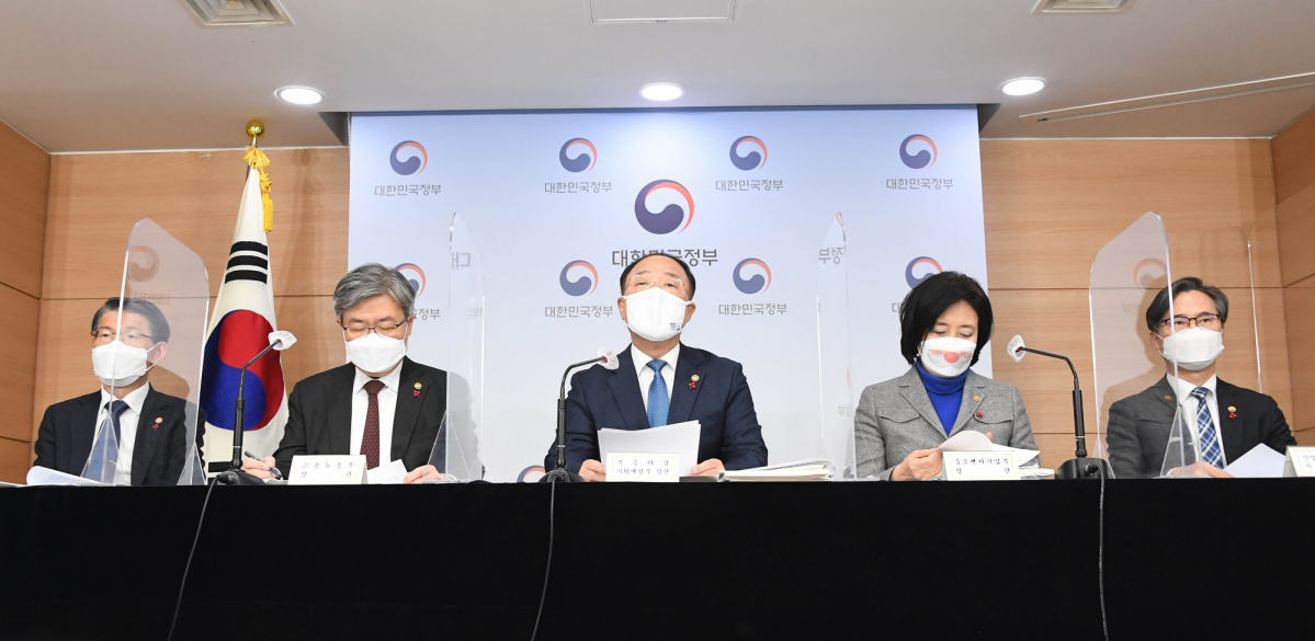 ▲홍남기 경제부총리 겸 기획재정부 장관이 17일 오후 정부서울청사에서 관계부처 합동으로 '2021년 경제정책방향'을 발표하고 있다. 왼쪽부터 은성수 금융위원장, 이재갑 고용노동부 장관. 홍남기 부총리, 박영선 중소벤처기업부 장관, 박진규 산업통상자원부 차관. (사진제공=기획재정부)