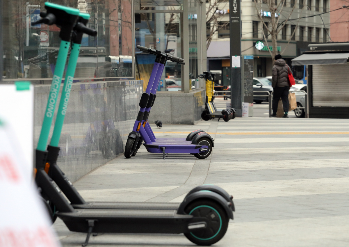 ▲9일 서울 시내에 공유 전동 킥보드가 놓여있다. 지난 5월 국회를 통과한 도로교통법 개정안은 만 13세 이상도 운전면허 없이 전동 킥보드 등 개인형 이동장치(PM)를 이용할 수 있도록 했다. 지난달 30일 국토교통부와 행정안전부, 경찰청은 공유 전동 킥보드는 만 18세 이상만 이용할 수 있게 했다.  (연합뉴스)