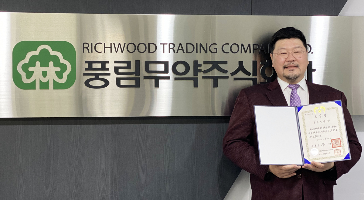 ▲이정석 풍림무약 대표이사가 표창장을 들고 기념촬영하고 있다. (사진제공=풍림무약)