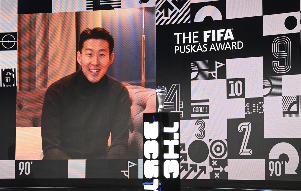 ▲‘더 베스트 FIFA 풋볼 어워즈 2020’에서 푸스카스상을 수상한 손흥민이 화상 인터뷰를 통해 소감을 밝히고 있다. (취리히=AP/뉴시스)