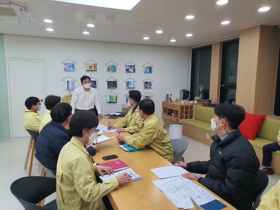 ▲한라사우나발 코로나19 확진자가 16명이 발생하면서 원희룡 제주지사가 18일 새벽 심야대책회의를 주재하고 있다. (사진제공=제주특별자치도청)