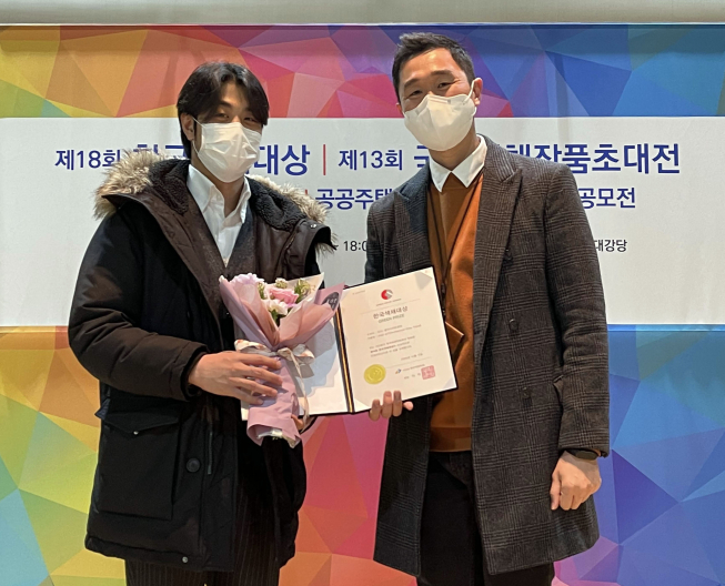 ▲한국색채대상 KCC 수상자인 KCC 디자인팀 유재준 사원(왼쪽부터), 정성윤 과장이 기념 사진을 찍고 있다. (사진제공=KCC)