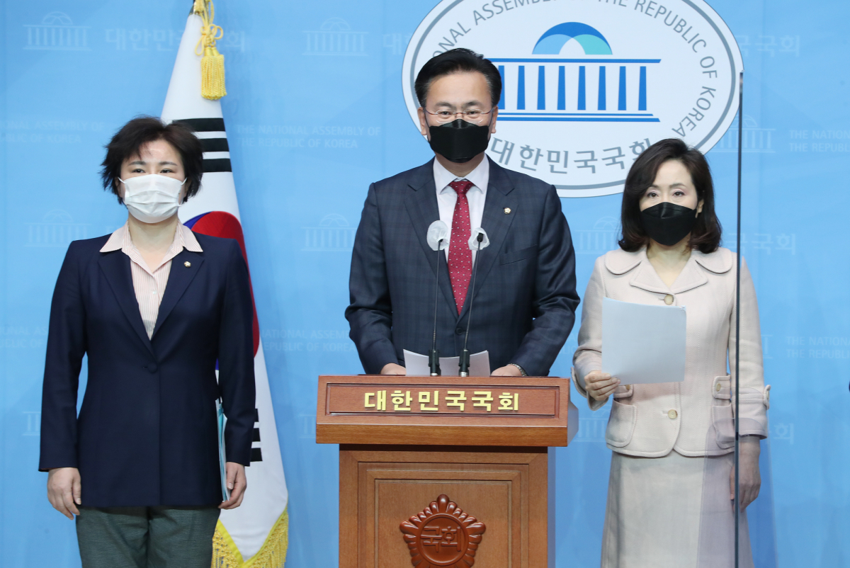 ▲국회 법제사법위원회 소속 국민의힘 조수진(왼쪽부터), 유상범, 전주혜 의원이 18일 오전 서울 여의도 국회 소통관에서 고위공직자범죄수사처장 후보 추천위원회의 야당 측 위원인 임정혁 변호사 사퇴와 관련 임 변호사 추가 인선 작업을 마친 뒤 7인의 추천위를 구성하고 공수처장 후보를 의결해야 한다고 밝히고 있다. (연합뉴스)