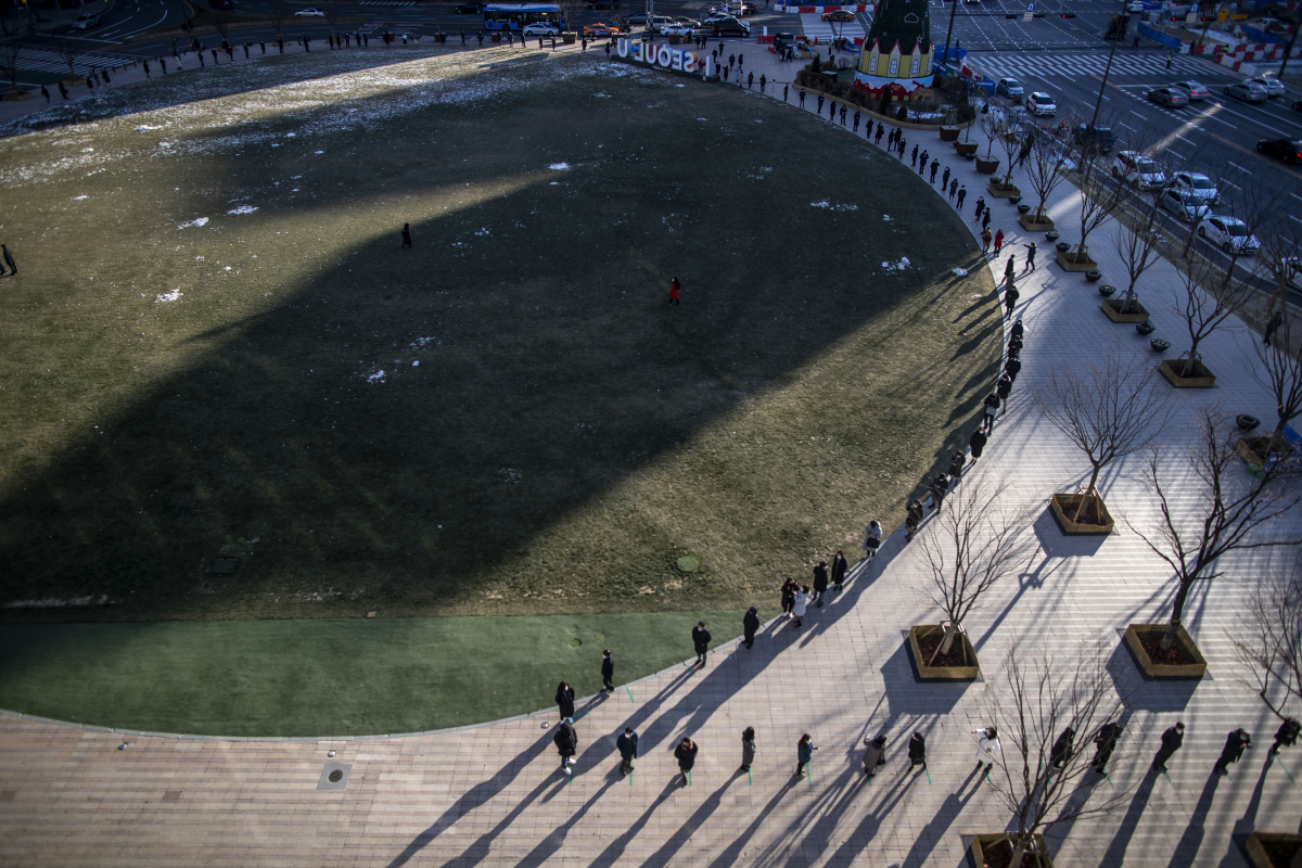 ▲서울 중구 서울광장에 설치된 임시선별진료소를 찾은 시민들. (뉴시스)