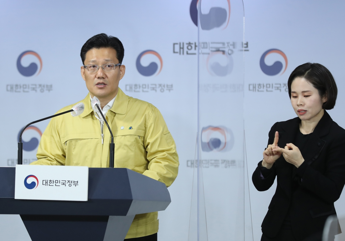 ▲임인택 보건복지부 보건산업정책국장이 18일 정부서울청사 브리핑룸에서 코로나19 해외 개발 백신 확보 관련 온라인 브리핑을 하고 있다. (뉴시스)