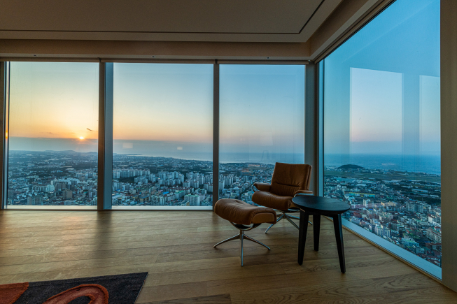 ▲제주 드림타워 코너 스위트룸 객실 전경. (사진제공=롯데관광개발)