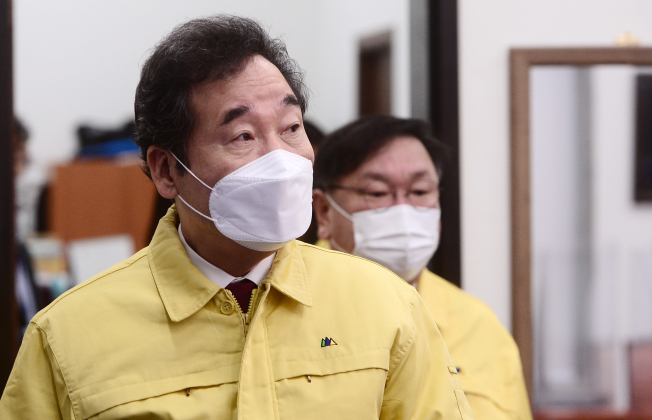 ▲더불어민주당 이낙연 대표, 김태년 원내대표가 18일 국회에서 열린 최고위원회의에 입장하고 있다. (연합뉴스)