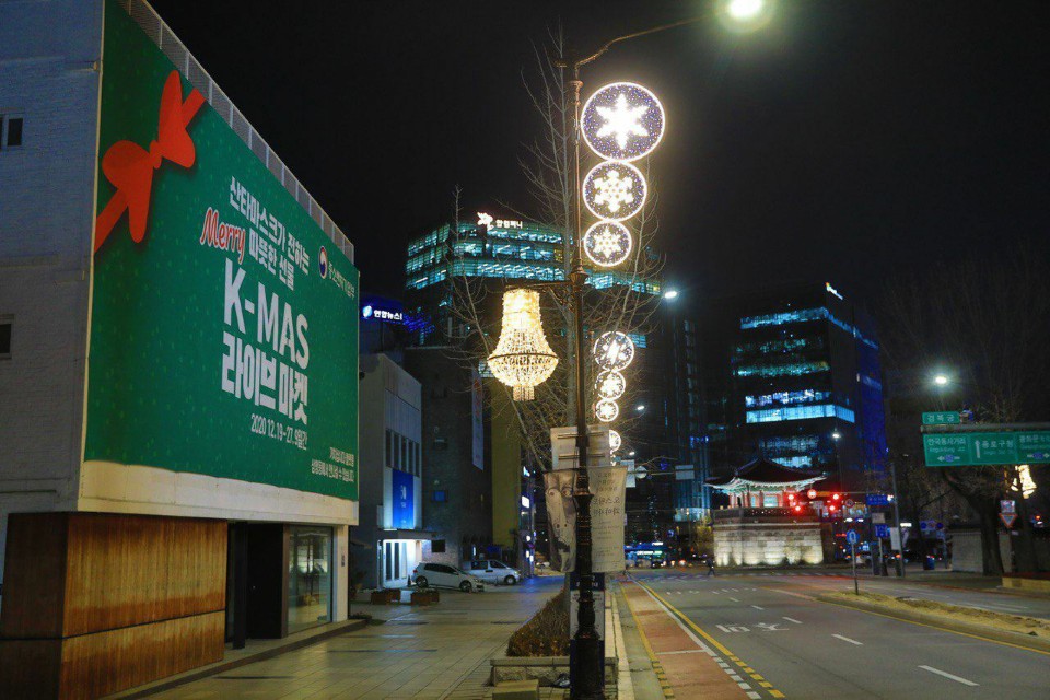 ▲중기부는 삼청동 도로와 가로등에도 눈꽃 결정체, 샹들리에 형상의 배너 조명을 설치해 동·서양이 공존하는 전 세계가 주목할 만한 가장 이색적인 크리스마스 거리로 재탄생시켰다. (사진제공=중소벤처기업부)