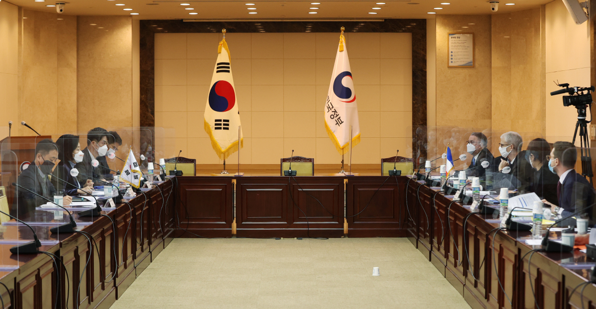 ▲박영선 중소벤처기업부 장관과 프랑크 리에스터 프랑스 외교부 대외무역투자 장관이 만나 양국간 중소기업·스타트업 협력방안을 18일 논의하고 있다.  (사진제공=중소벤처기업부)