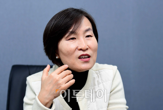 ▲김재신 한국여성공인회계사회 회장이 11일 서울 종로구 삼덕회계법인에서 이투데이와 인터뷰를 갖고 있다. 신태현 기자 holjjak@