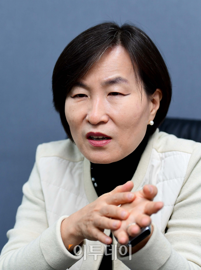 ▲김재신 한국여성공인회계사회 회장이 11일 서울 종로구 삼덕회계법인에서 이투데이와 인터뷰를 갖고 있다. 신태현 기자 holjjak@