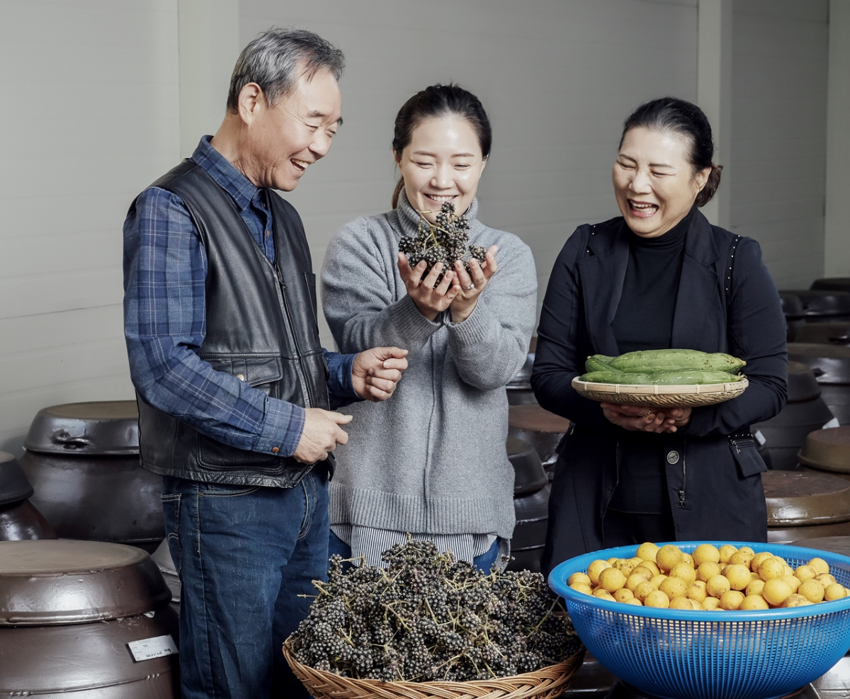 ▲전통방식으로 발효식초를 생산하는 김석중 향지촌 대표(오른쪽)와 그의 딸 오윤정(가운데), 남편 오복남 씨. (사진제공=향지촌)