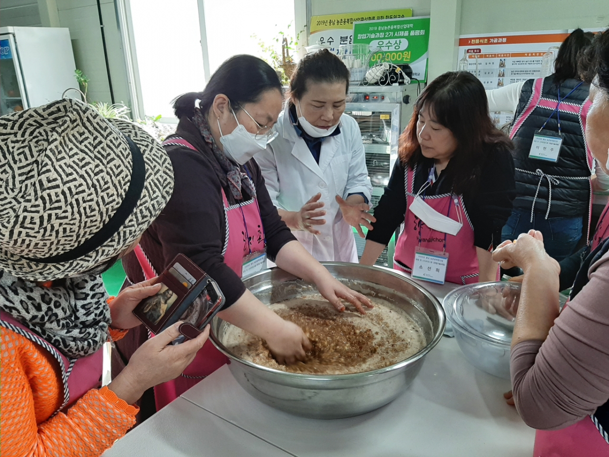 ▲충남농촌융복합산업대악 창업기술과정에서 강의 중인 김석중 대표(가운데). (사진제공=향지촌)