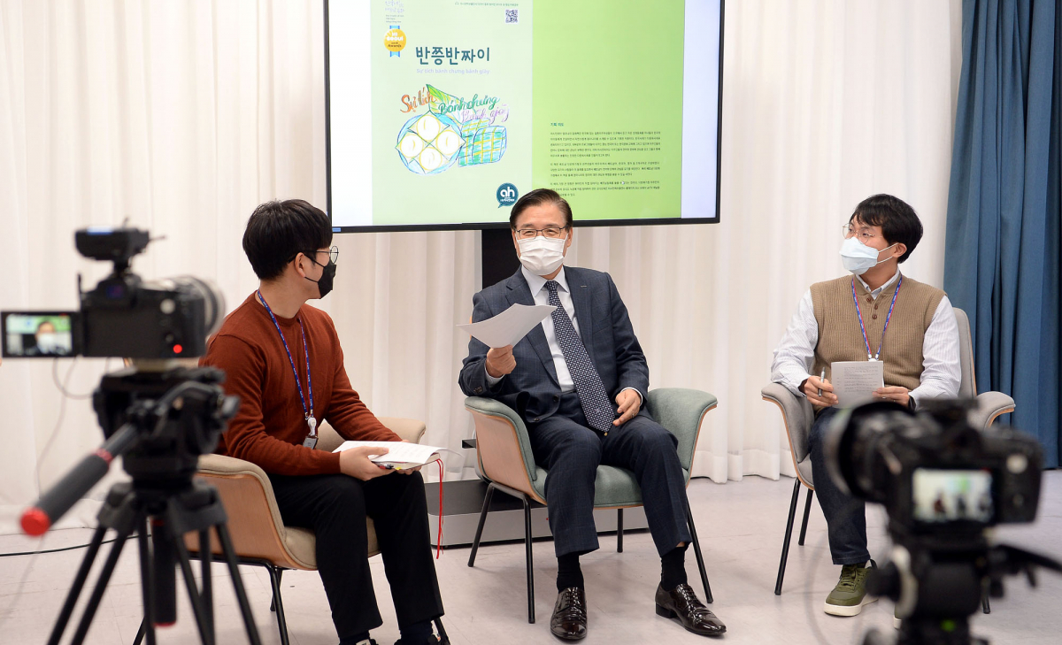 ▲권평오 코트라 사장(가운데) 등 임직원이 이달 18일 서울 염곡동 본사 K-스튜디오에서 다문화가정 어린이를 위한 구연동화 영상을 제작하고 있다. (사진제공=코트라)