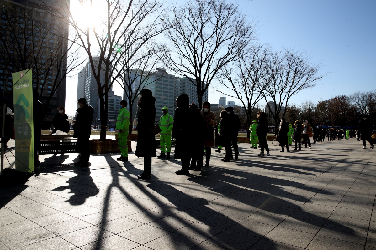 ▲신종 코로나바이러스 감염증(코로나19) 3차 대유행이 진행되는 가운데 신규 확진자 숫자가 나흘연속 1,000명대를 기록한 19일 서울 중구 시청앞 서울광장에 마련된 중구임시 선별진료소에서 시민들이 검사를 받기 위해 줄을 서 있다.  (뉴시스)