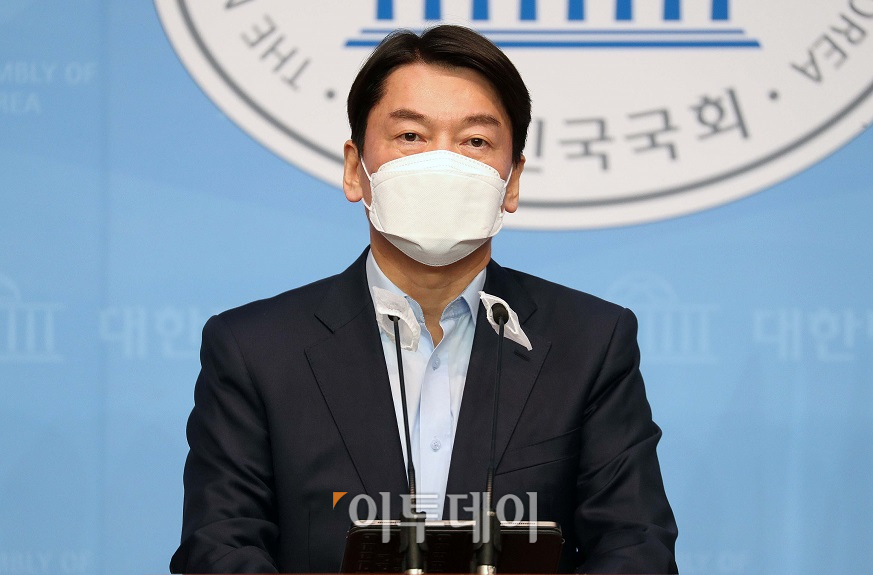 ▲안철수 국민의당 대표가 20일 오전 서울 여의도 국회 소통관에서 기자회견을 갖고 서울시장 보궐선거 출마선언을 하고 있다. 신태현 기자 holjjak@