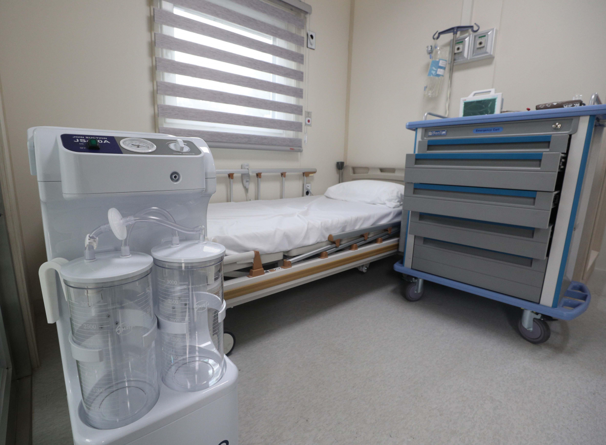 ▲18일 오전 서울 은평구 서북병원에 이동형 음압 병실이 마련되어 있다. 서울시는 이달 말까지 서북병원 지상주차장 자리에 42병상 규모의 이동 병상을 설치할 예정이다. (뉴시스)